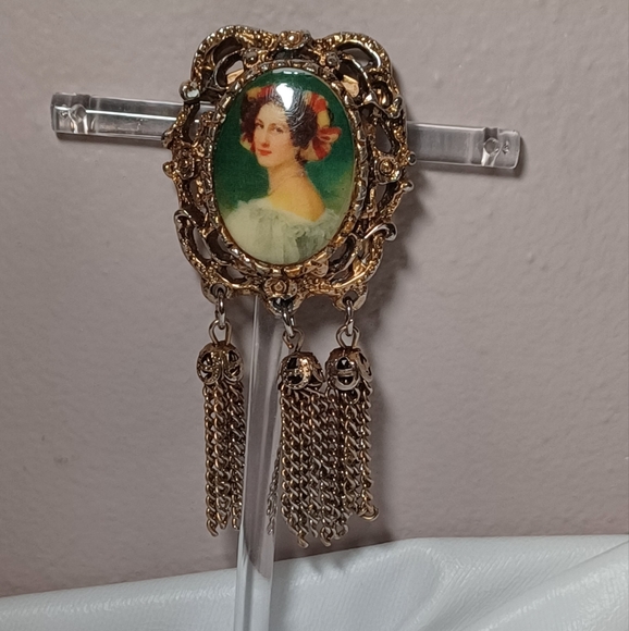 Victorian Cameo Lady Tassle Brooch- Auguste Strobl - Picture 2 of 5